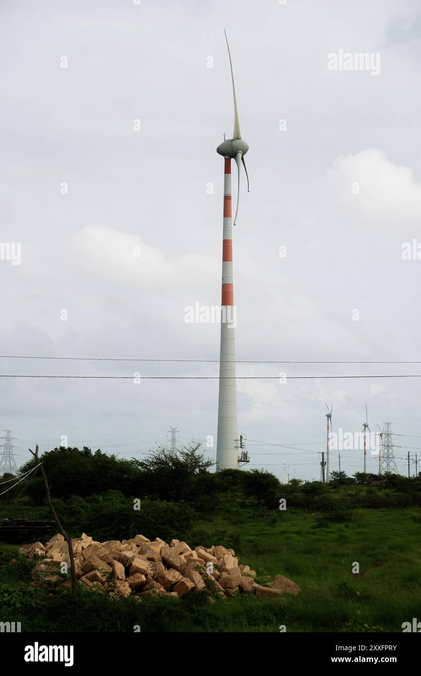 Energia sostenibile: L'importanza delle turbine eoliche nelle aree agricole Foto Stock