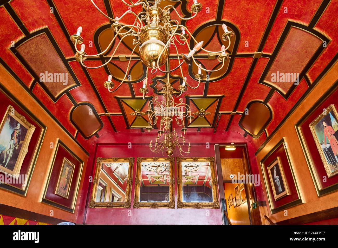 Soffitto rosso, oro e arancione dell'ex banca, ora un pub popolare a St Annes, Regno Unito Foto Stock