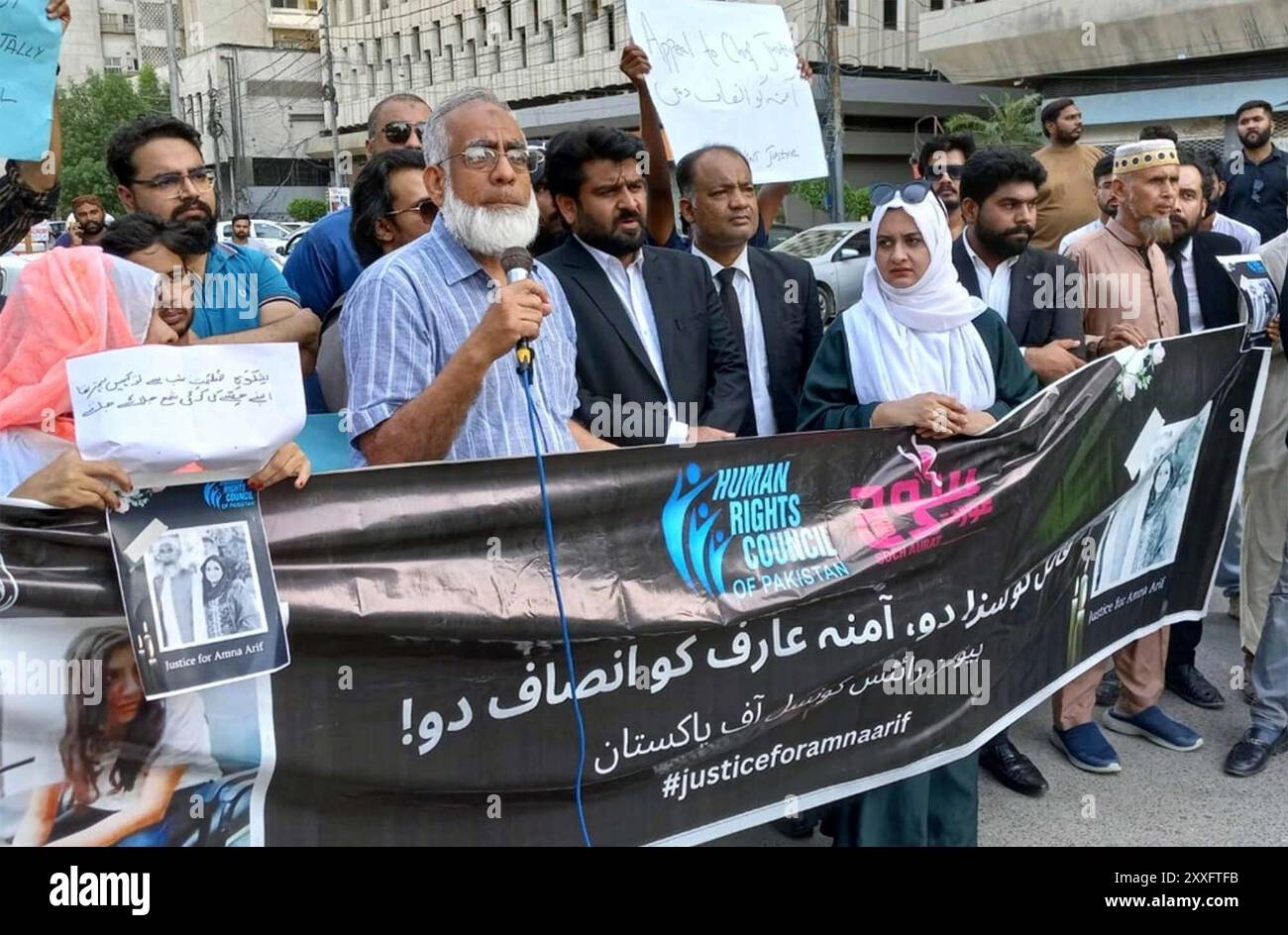 I membri del Consiglio per i diritti umani del Pakistan stanno tenendo una manifestazione di protesta per aver chiesto giustizia per Amana Arif e suo padre, al Karachi press club sabato 24 agosto 2024. Foto Stock