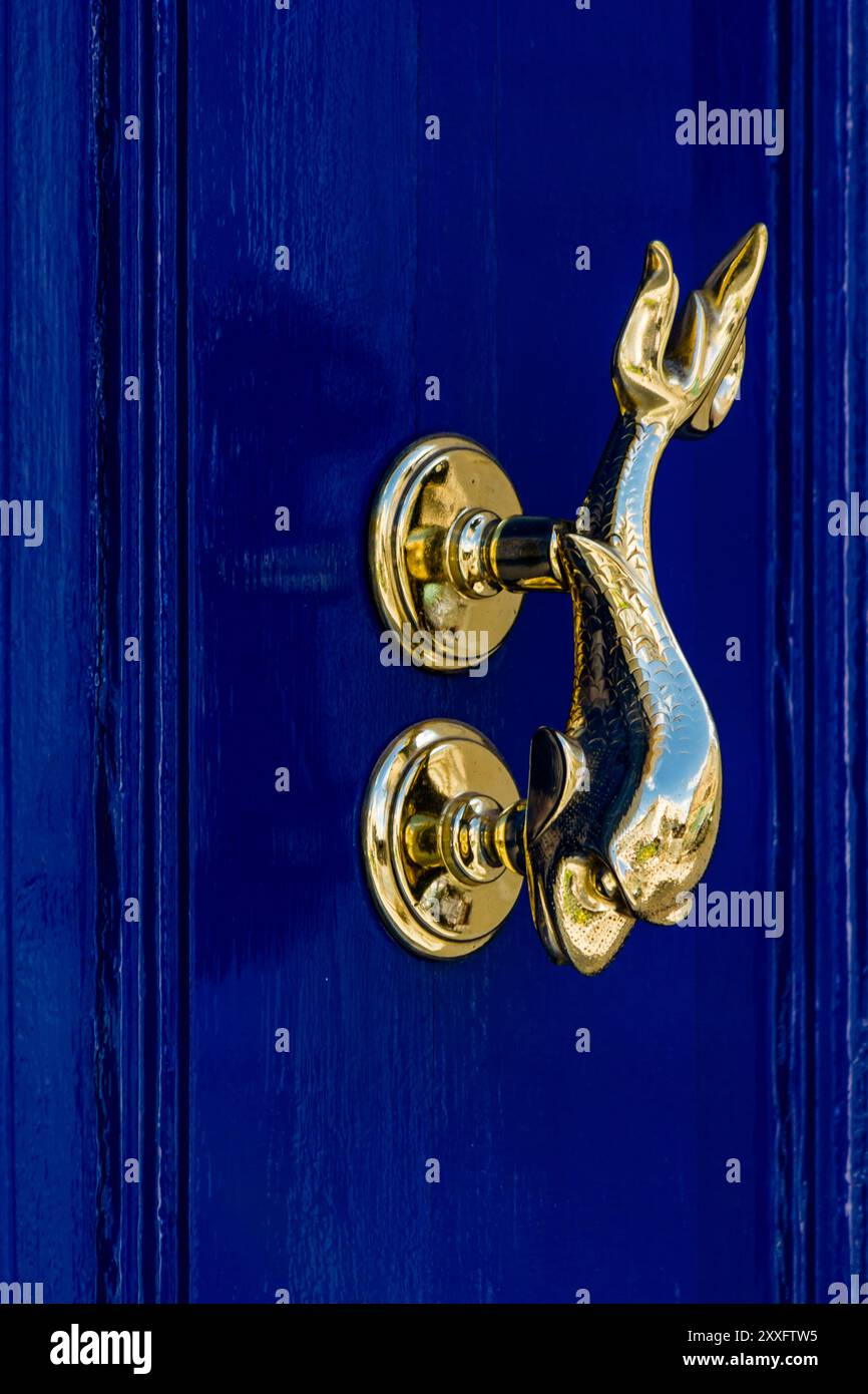 Una vecchia porta maltese bussa con sfondo blu scattata a Imsida, Malta Foto Stock