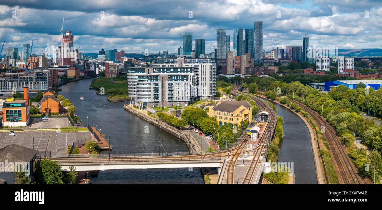 Immagine aerea panoramica sul fiume Irwell che mostra la stazione del tram di Pomona e lo skyline di Manchester Foto Stock