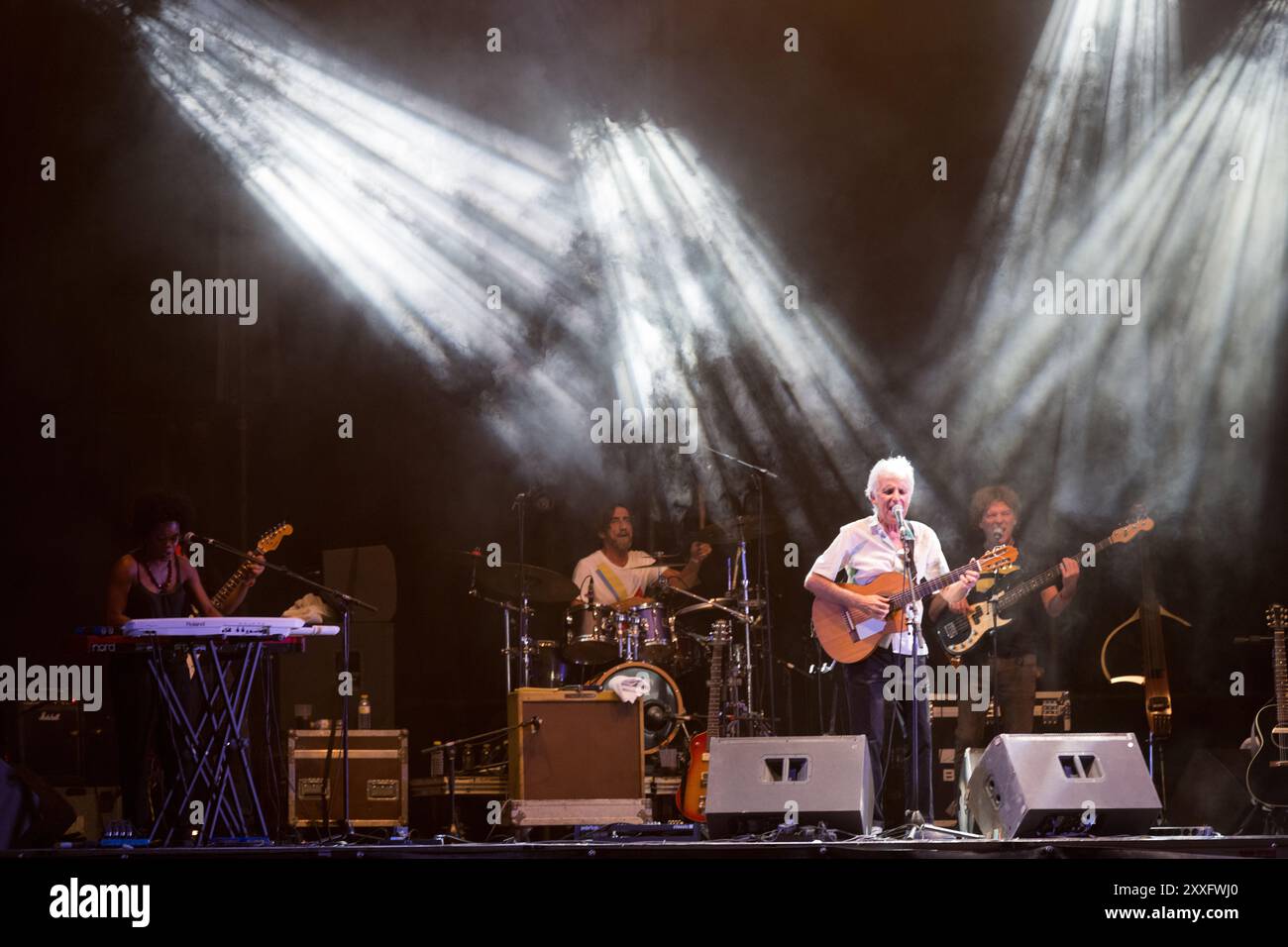 Siviglia, Spagna, 13 agosto 2021, energica esibizione dal vivo della cantante spagnola Kiko Veneno per illuminare il palco con luci vivaci e racconti musicali Foto Stock