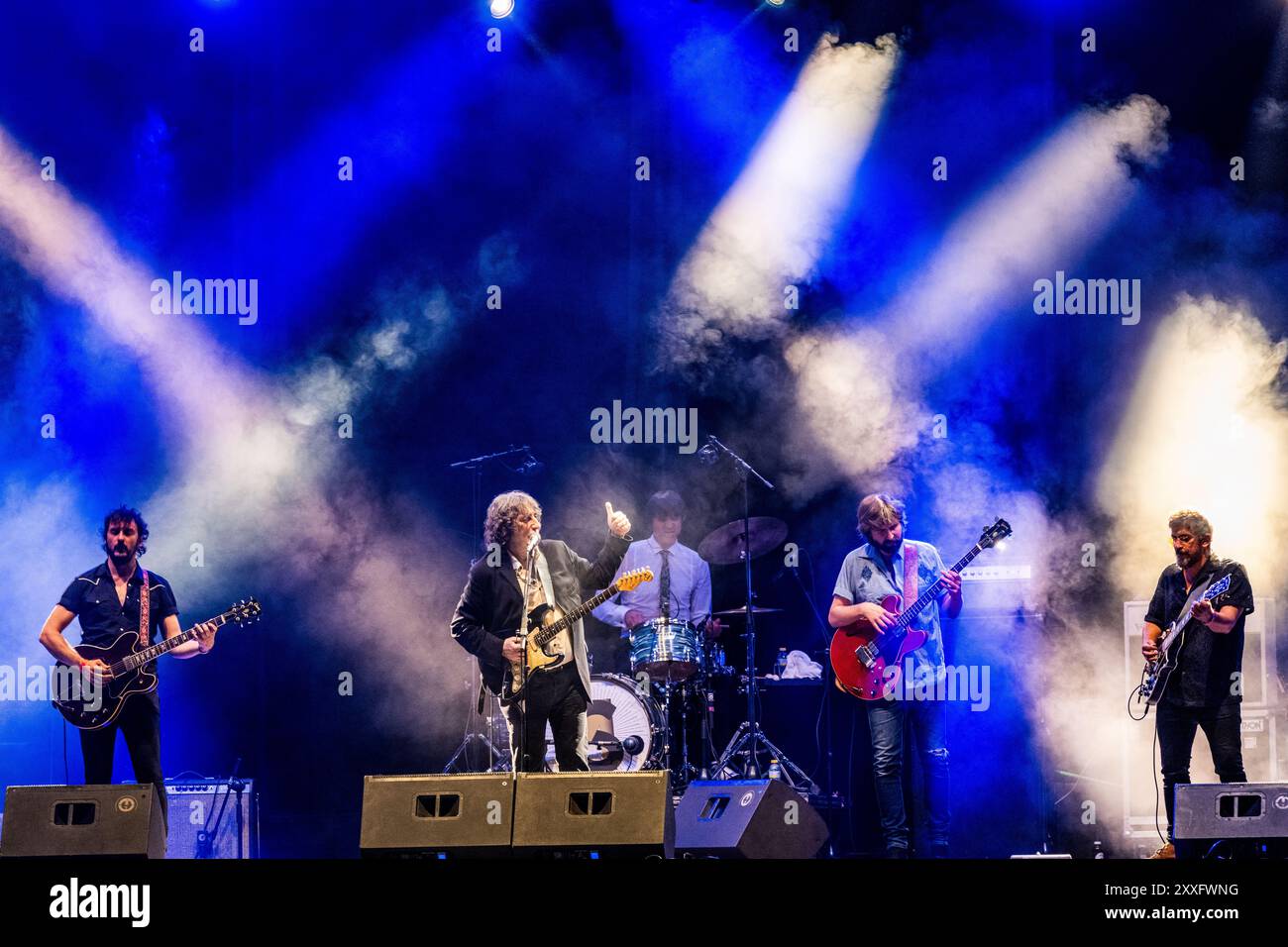 Siviglia, Spagna, luglio 31 2021, Andres Herrera Pajaro e la sua band offrono un'elettrizzante esibizione rock sul palco di Siviglia, catturando il pubblico Foto Stock