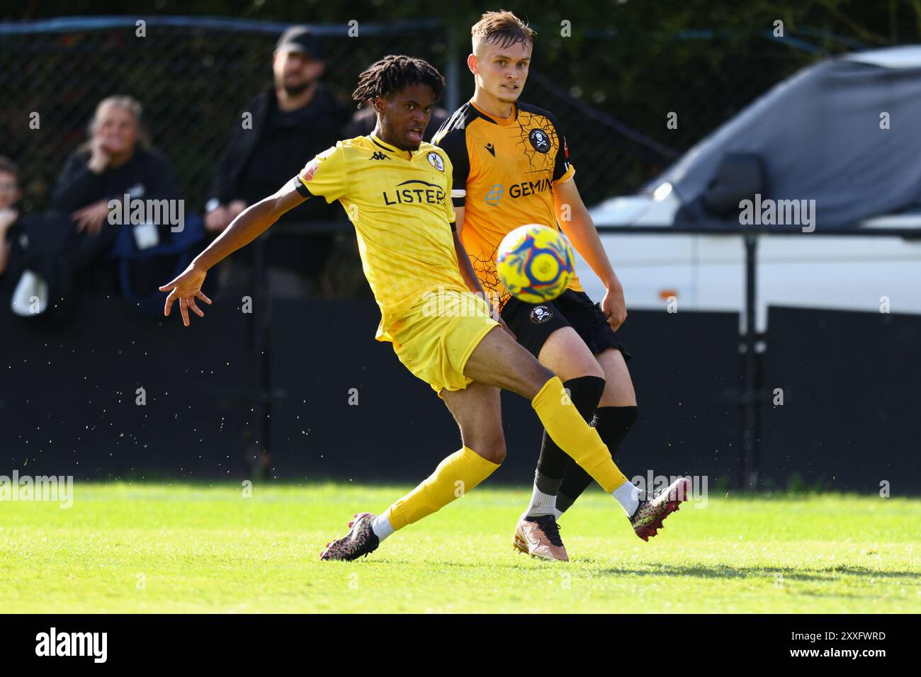 The Ledger Stadium, Bedford, Regno Unito, 24 agosto 2024, durante il lancio in Southern League, Central Division One match tra Real Bedford FC e North Leigh FC tenutosi al Bedfords Ledger Stadium crediti: Nick Phipps/PhippsImages Credit: Nicholas Phipps/Alamy Live News Foto Stock