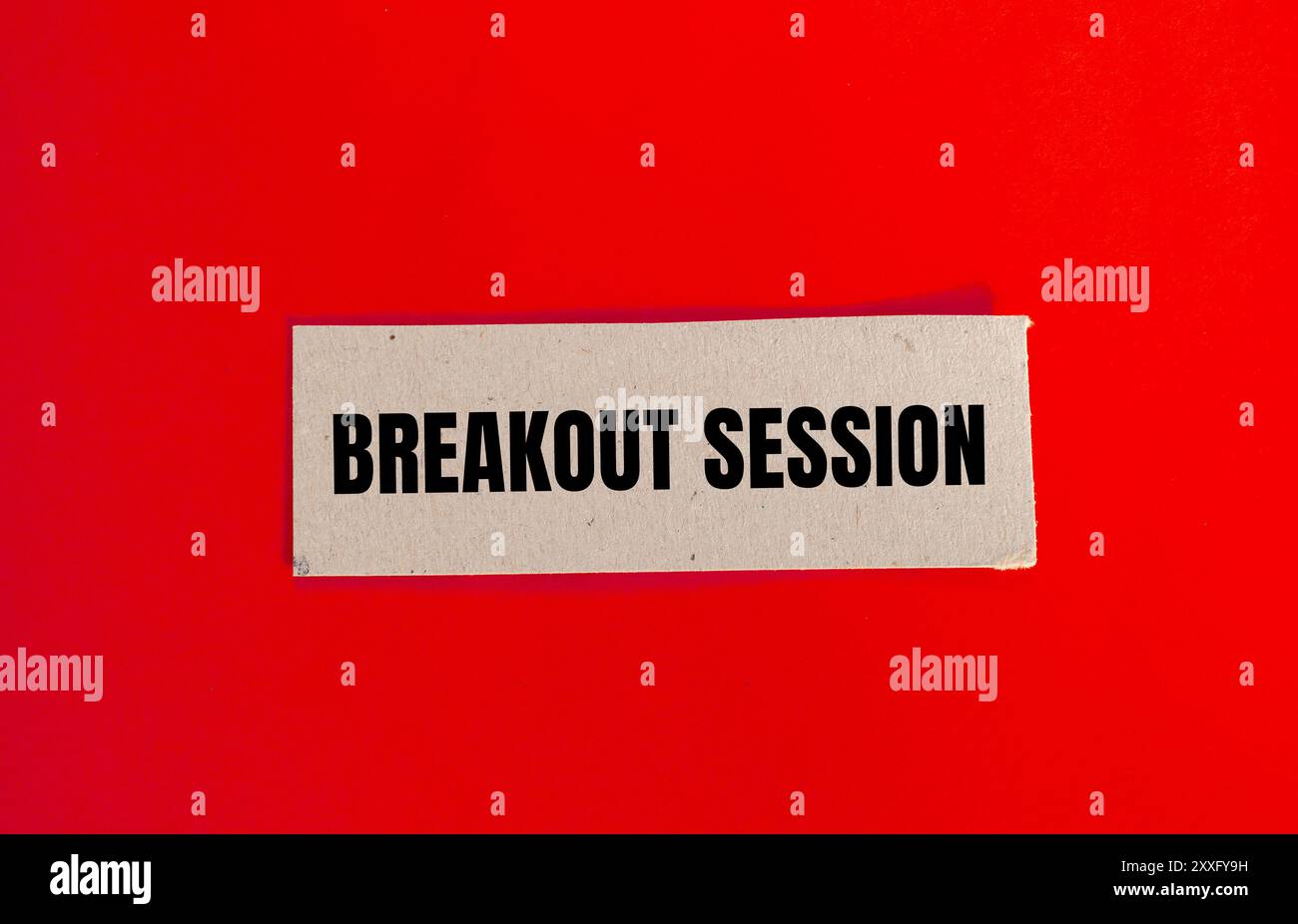 Messaggio della sessione di breakout scritto su un foglio di carta con sfondo rosso. Simbolo della sessione di breakout concettuale. Copia spazio. Foto Stock