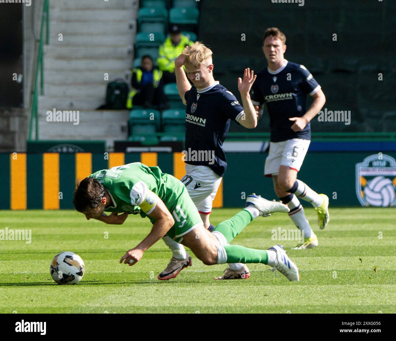 Edimburgo, Regno Unito. 24 agosto 2024. Scottish Premiership - Hibernian FC contro Dundee FC 24/08/2024, l'ala sinistra dell'Hibs, Joe Newell, è placcato dal centrocampista del Dundee, Lyall Cameron, mentre l'Hibernian affronta Dundee nella Scottish Premiership all'Easter Road Stadium, Edimburgo, Regno Unito crediti: Ian Jacobs/Alamy Live News Foto Stock