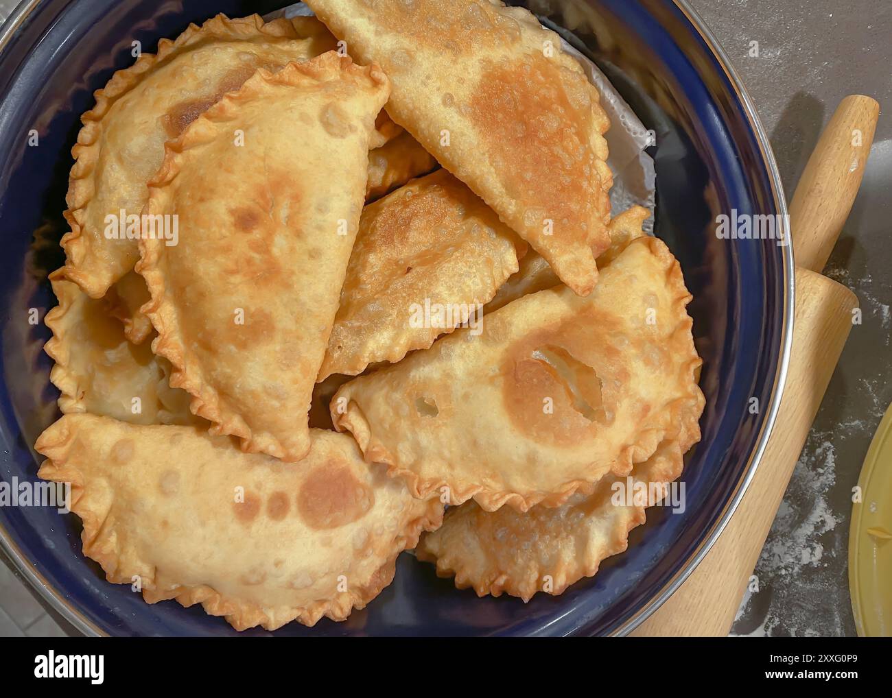Chebureki - torte fritte in padella con carne e cipolle in padella Foto Stock