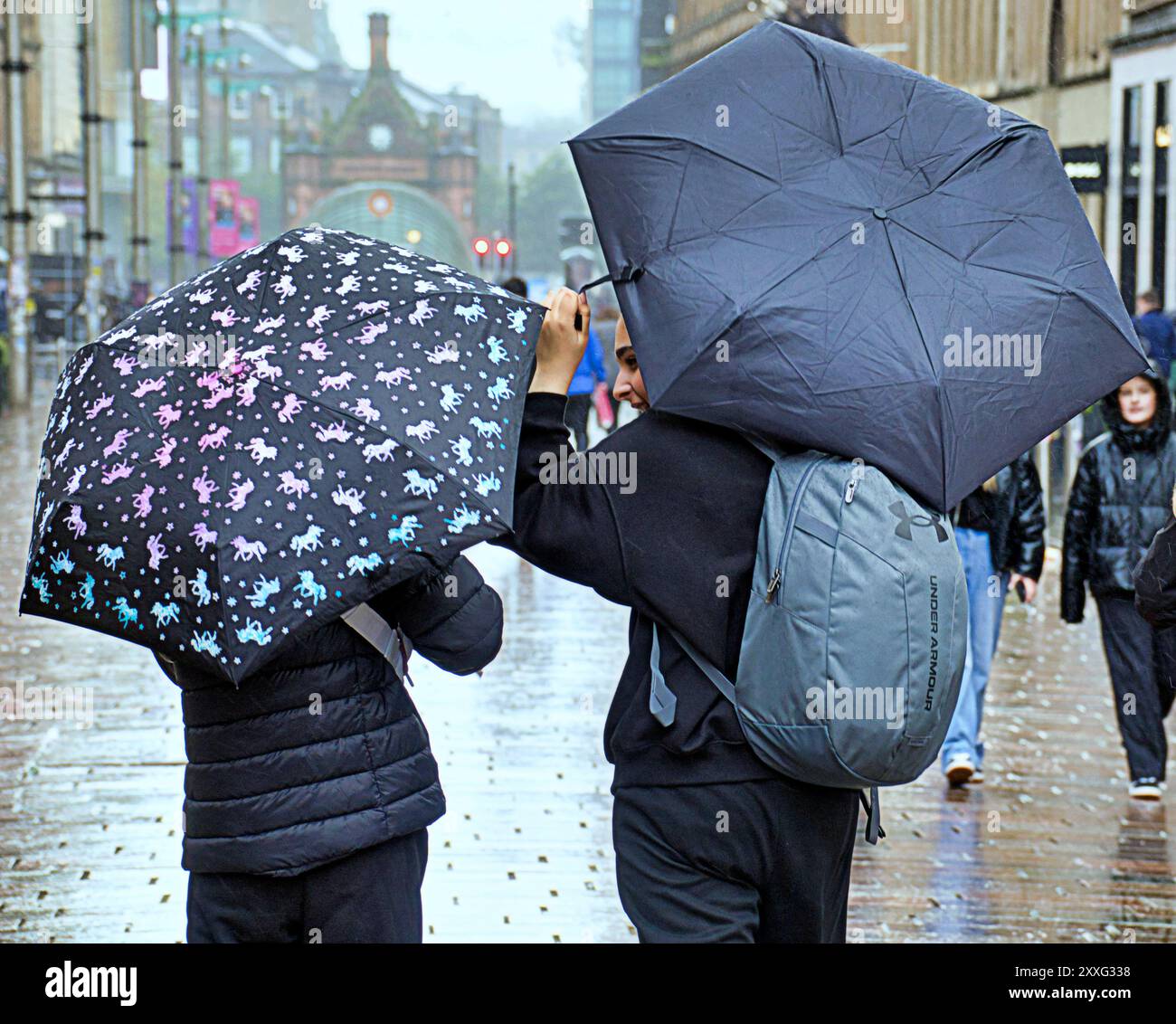 Glasgow, Scozia, Regno Unito. 24 agosto 2024. Meteo nel Regno Unito: Bagnato nel centro della città dopo la tempesta ha visto la gente del posto e i turisti. Credit Gerard Ferry/Alamy Live News Foto Stock