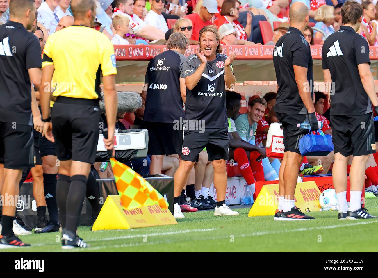 Mainz, Germania. 24 agosto 2024. Mainz, Deutschland 24. 1 agosto 2024: 1. BL - 2024/2025 - FSV Mainz 05 vs. 1. FC Union Berlin Im Bild: Allenatore Bo Henriksen (Mainz) Hat sichtlich Spass am Spielfeldrand. // le normative DFL vietano qualsiasi uso di fotografie come sequenze di immagini e/o quasi-video // credito: dpa/Alamy Live News Foto Stock