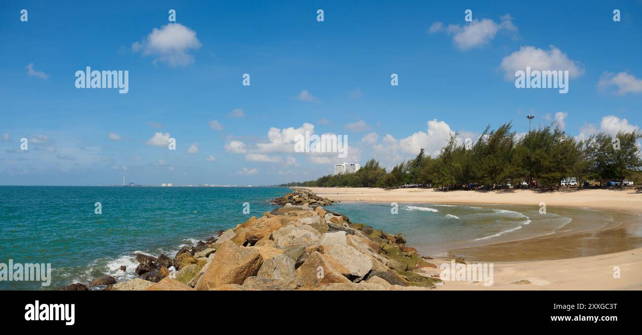 Vista panoramica della spiaggia tropicale, della spiaggia al chiaro di luna a Rayong, della piccola baia a mezzaluna e delle onde piegate create dalla frana artificiale in pietra. Foto Stock