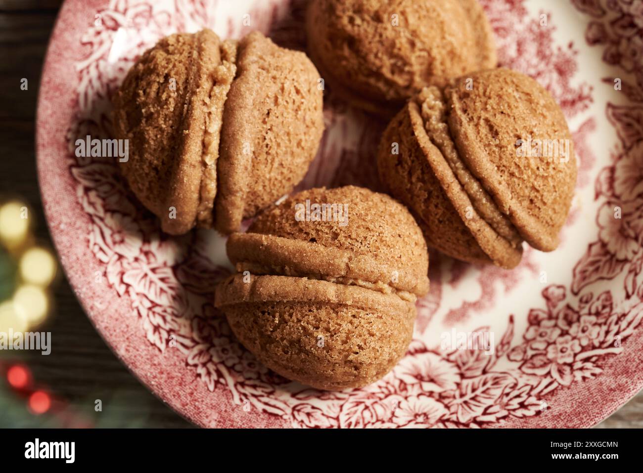 Biscotti di Natale fatti in casa a forma di noce al cacao ripieni di panna e primo piano Foto Stock