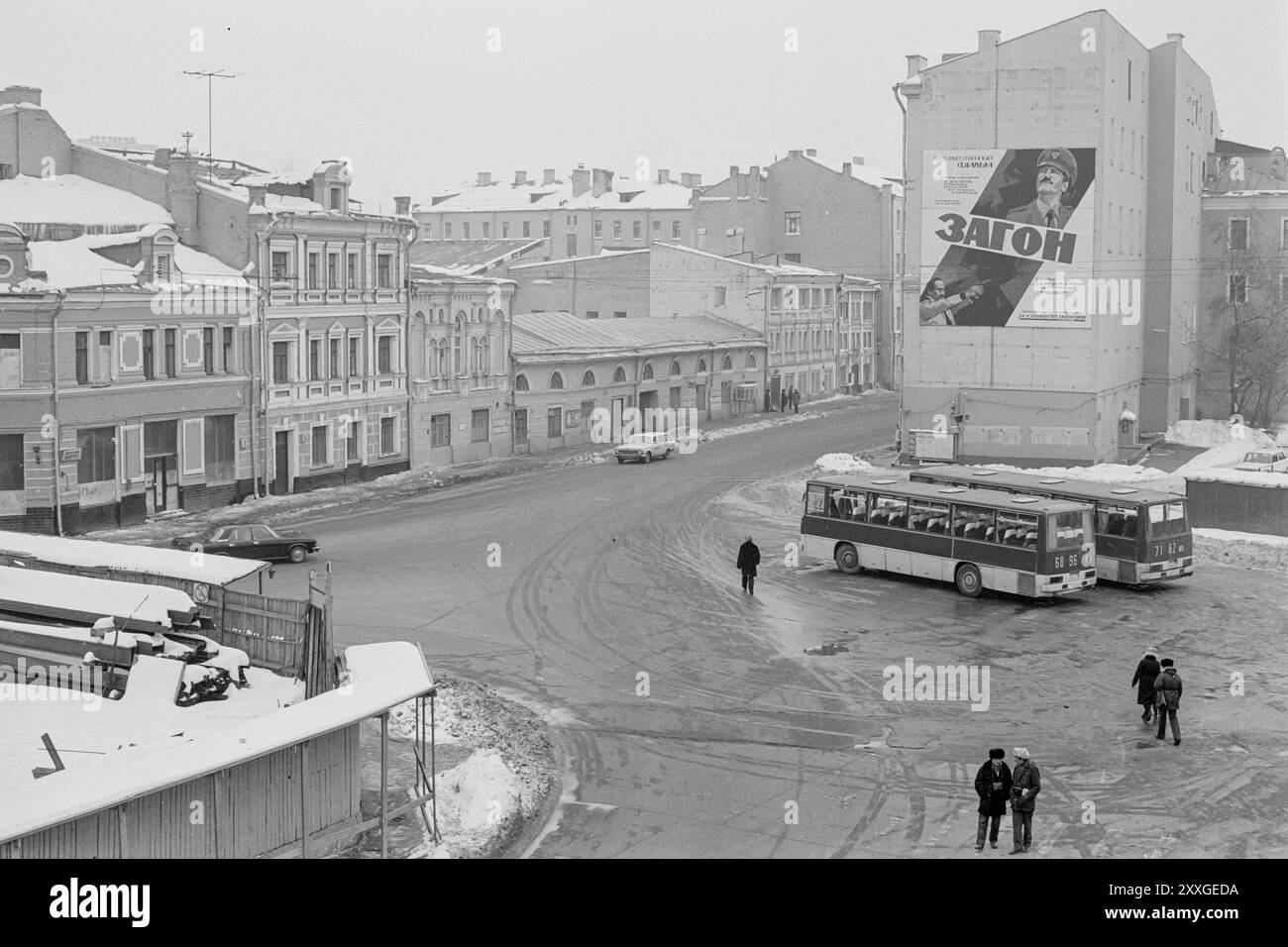 1988: Un edificio mostra un annuncio per "Zagon", un film dei registi Rimon Butros e Igor Gostev e con protagonisti Leonid Filatov, Grazyna Szapolowska, Talhat Hamdy (nel ruolo di Hamdi), proprio di fronte al fiume Moskva a sud della Piazza Rossa. La gente cammina su due autobus parcheggiati. Foto Stock