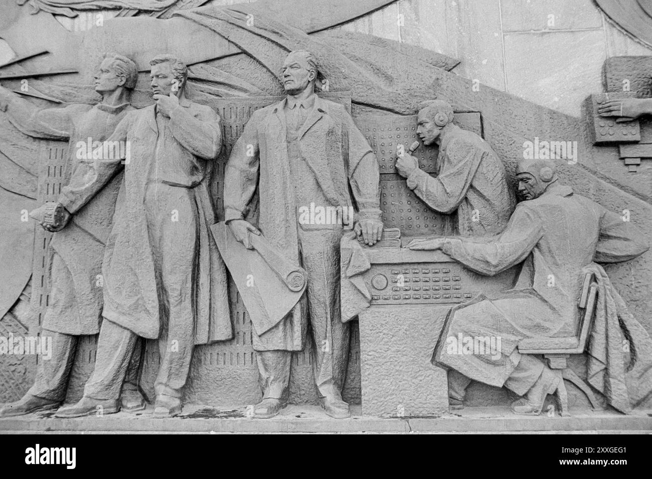 Un primo piano della base del Monumento ai conquistatori dello spazio, nella Mostra dei risultati dell'economia nazionale di Mosca (VDNKh), che è stato costruito nel 1964 e supporta un obelisco alto 350 piedi sormontato da una navicella spaziale. I rilievi raffigurano gli uomini e le donne che hanno lavorato al programma spaziale sovietico, tra cui un cosmonauta, scienziati e ingegneri. Foto Stock