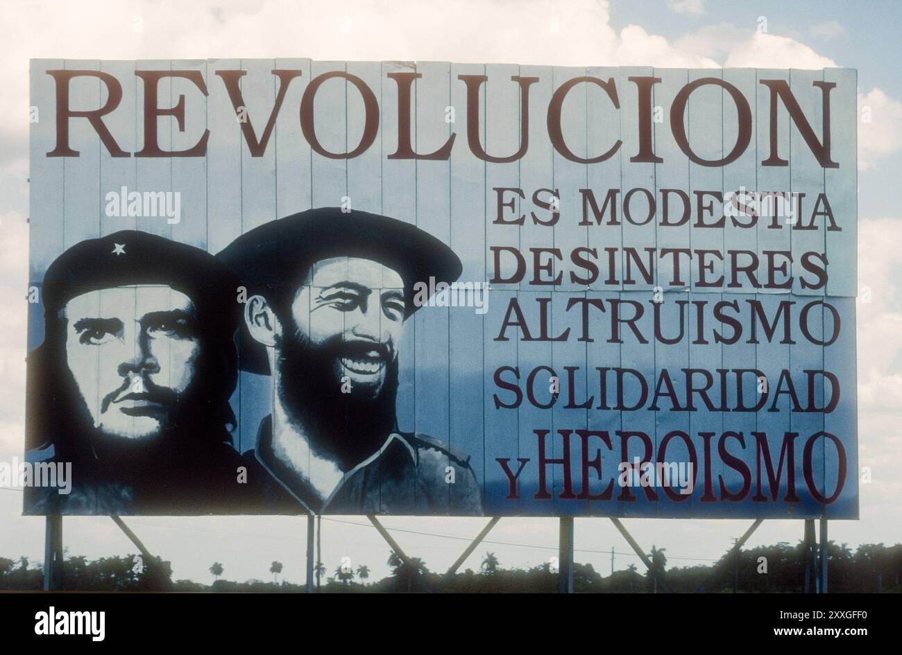 2001 immagine d'archivio del manifesto rivoluzionario con che Guevara e Camilo Cienfuegos vicino Playa Giron a Cuba. Foto Stock