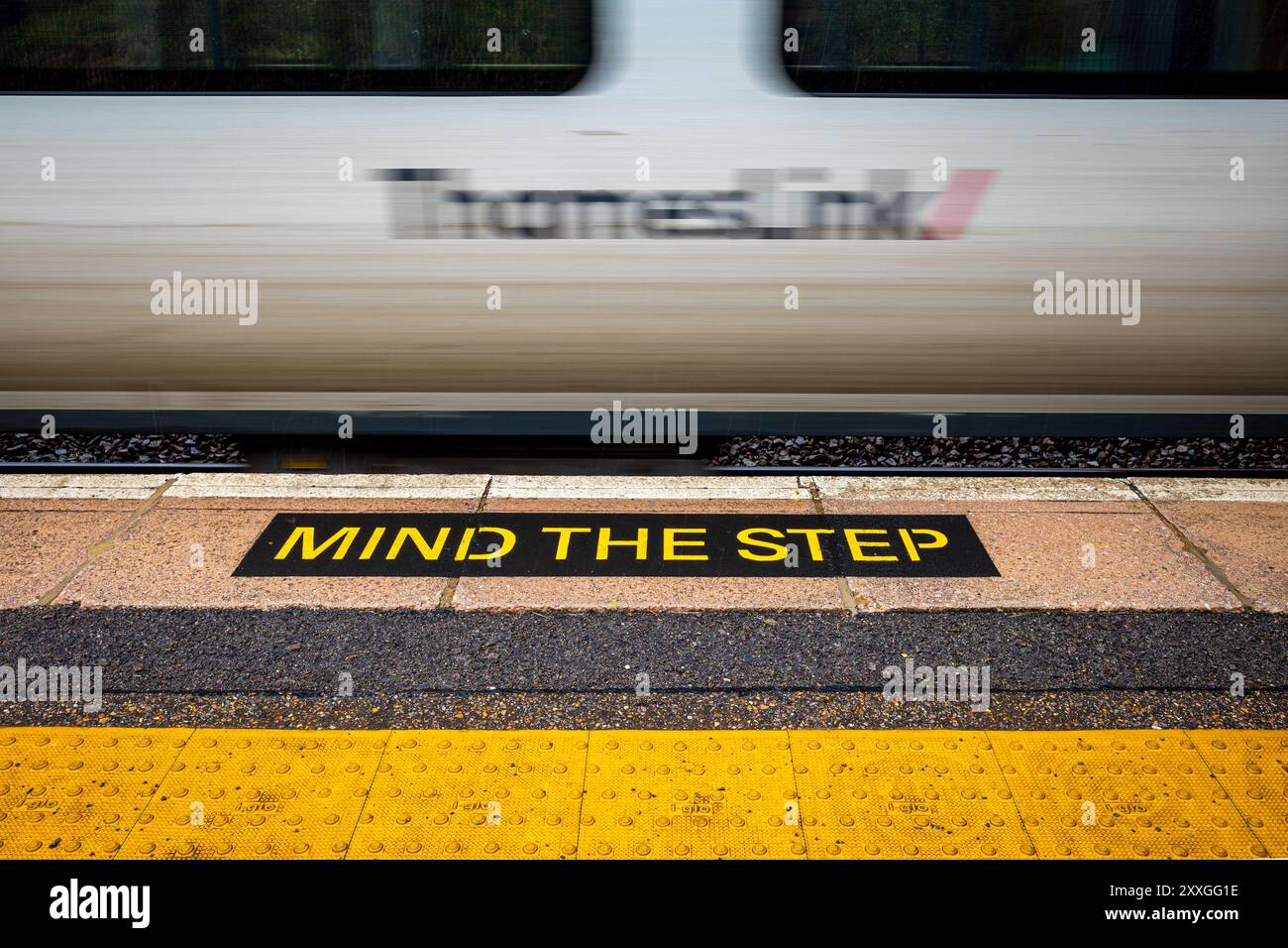 Thameslink Train - un treno Thameslink passa attraverso la stazione di Royston durante il suo viaggio da Brighton a Cambridge, attraversando Londra. Foto Stock