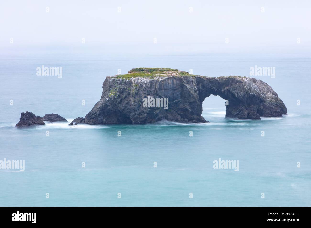 Un enorme cumulo di mare, formato dai poteri erosivi del vento e dell'acqua, si trova vicino alla costa selvaggia e incredibilmente panoramica della California settentrionale. Foto Stock