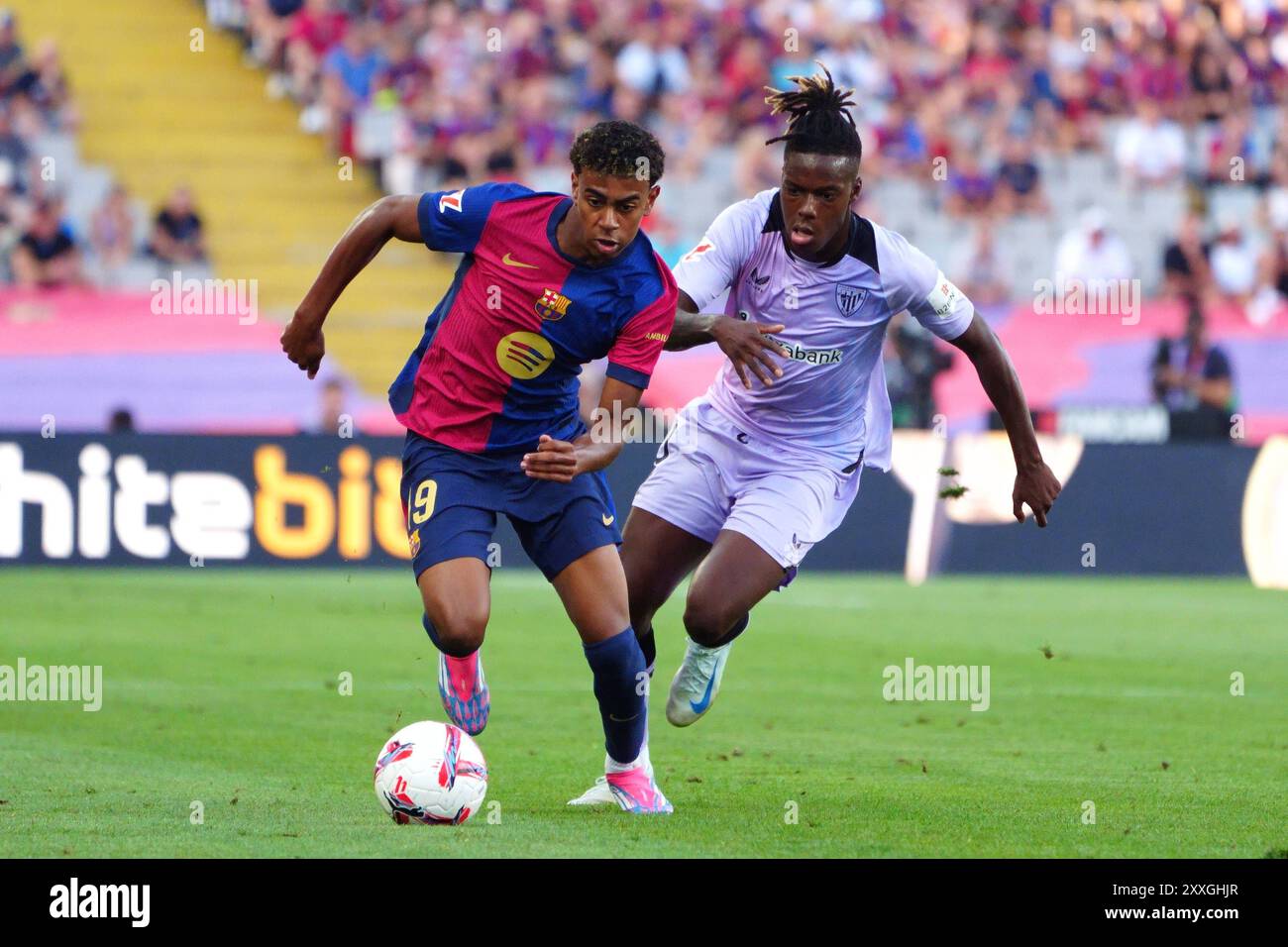 Barcellona, Spagna. 24 agosto 2024; Estadi ol&#xed;mpic LLU&#xed;S Companys, Barcellona, Spagna, spagnolo la Liga Football, Barcellona contro Athletic Club; Lamine Yamal FC (BARC) batte il suo difensore Williams (Bilb) e si dirige verso il goal Credit: Action Plus Sports Images/Alamy Live News Foto Stock