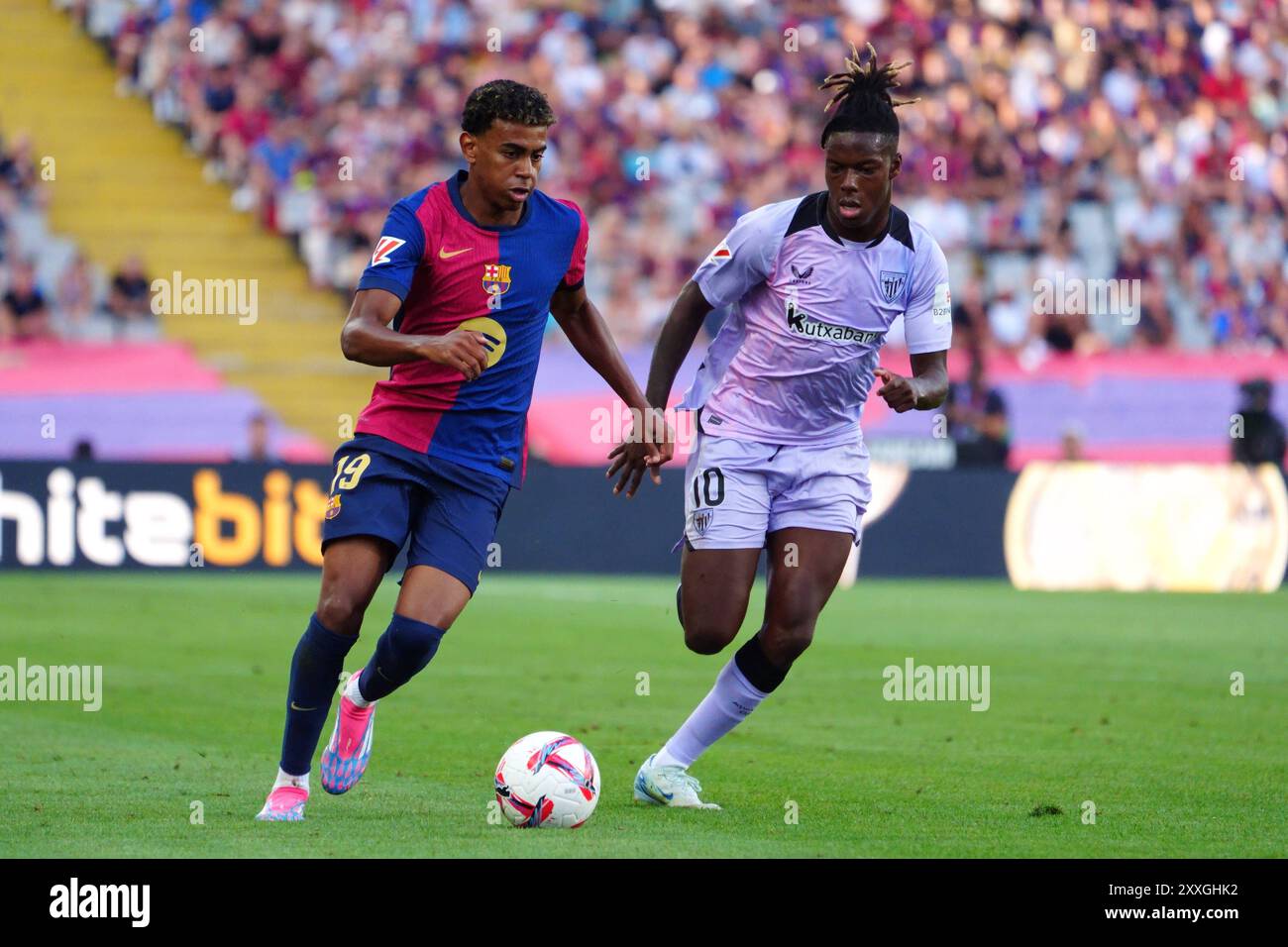 Barcellona, Spagna. 24 agosto 2024; Estadi ol&#xed;mpic LLU&#xed;S Companys, Barcellona, Spagna, spagnolo la Liga Football, Barcellona contro Athletic Club; Lamine Yamal FC (BARC) e Williams (Bilb) credito: Action Plus Sports Images/Alamy Live News Foto Stock