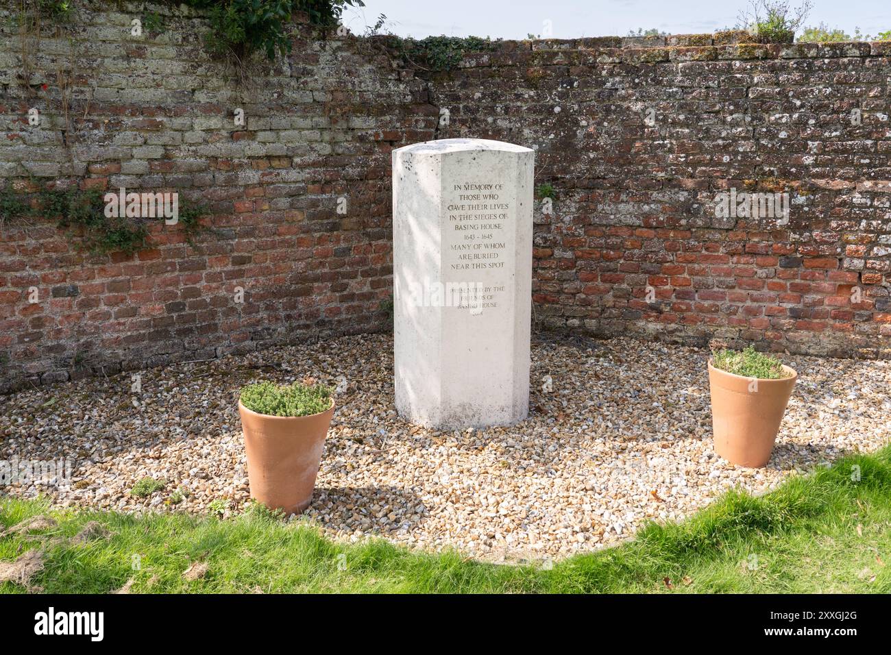 Monumento commemorativo in memoria dei difensori che hanno dato la loro vita nell'assedio di Basing House 1643 - 1645, molti dei quali sono sepolti nelle vicinanze. Basingstoke, Regno Unito Foto Stock