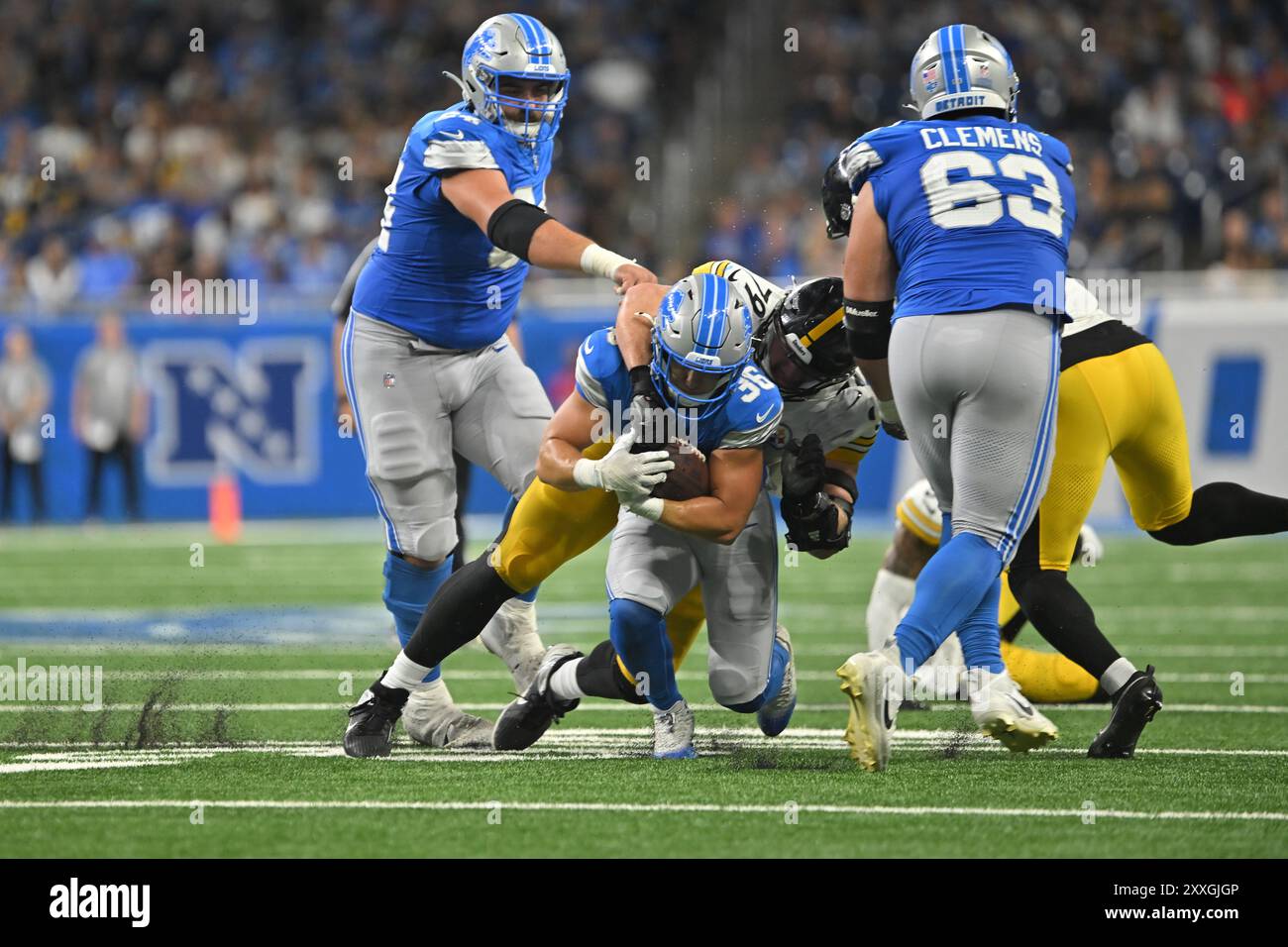 DETROIT, mi - 24 AGOSTO: Jake Funk (36) cerca di tirare i Pittsburgh Steelers OL (79) Joey Fisher per qualche altra yard durante la partita tra Pittsburgh Steelers e Detroit Lions il 24 agosto 2024 al Ford Field di Detroit, mi (foto di Allan Dranberg/Cal Sport Media) credito: Cal Sport Media/Alamy Live News Foto Stock