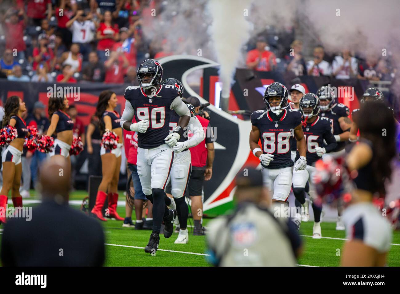 Cypress, Texas, Stati Uniti. 24 agosto 2024. I giocatori dei Texans corsero il tunnel prima della partita tra Houston Texans e Los Angeles Rams all'NRG Stadium di Houston. (Credit Image: © Domenic Grey/ZUMA Press Wire) SOLO PER USO EDITORIALE! Non per USO commerciale! Crediti: ZUMA Press, Inc./Alamy Live News Foto Stock