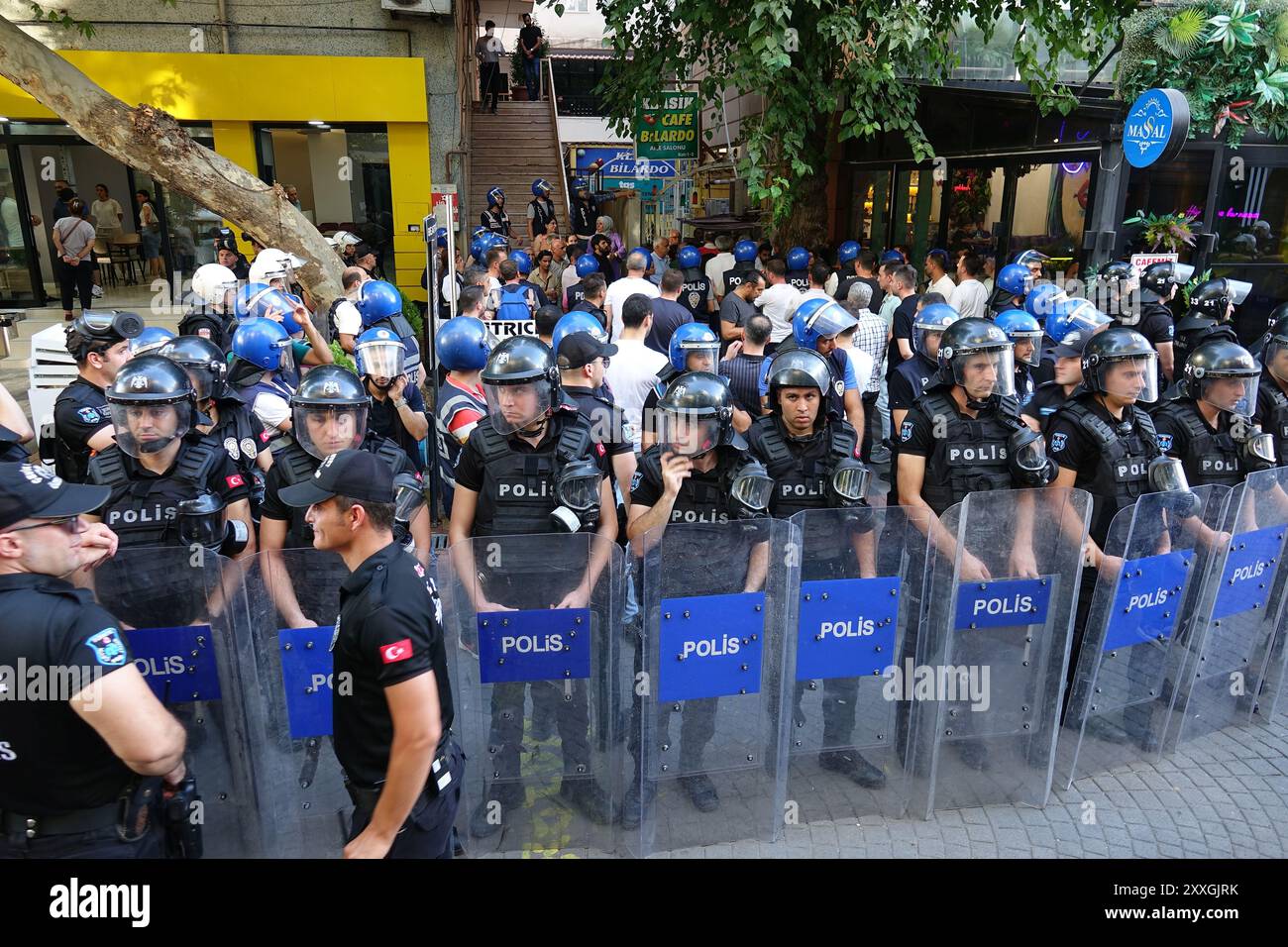 Diyarbakir, Turchia. 24 agosto 2024. Durante una protesta si vedono agenti di polizia che bloccano i manifestanti. L'uccisione di donne curde, giornalisti Gulistan Tara e Hero Bahadin, che erano in un'auto bombardata da un drone turco vicino a Sulaymaniyah, Iraq, è stata protestata nella città di Diyarbakir, Turchia. La lettura della dichiarazione stampa perché uno dei crediti assassinati: SOPA Images Limited/Alamy Live News Foto Stock