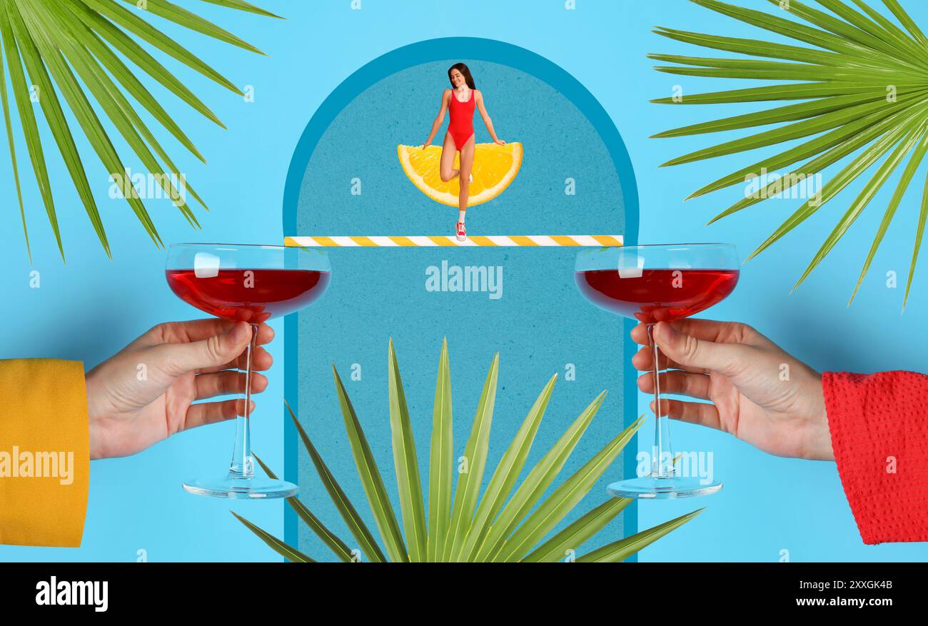 Collage creativo con cocktail e foglie di palma tropicale su sfondo azzurro, design striscioni. Grafica elegante Foto Stock