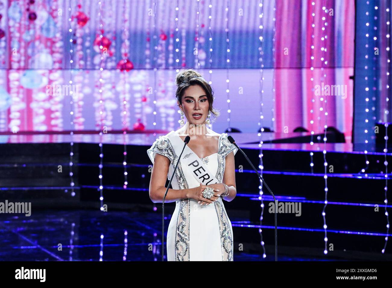 Provincia di Chonburi, Thailandia. 24 agosto 2024. La concorrente di Miss International Queen Catalina Marsano del Perù risponde a una domanda durante il concorso di bellezza transgender Miss International Queen 2024 al Tiffany's Show Theatre di Pattaya, provincia di Chonburi, Thailandia, il 24 agosto 2024. (Foto di Anusak Laowilas/NurPhoto)0 credito: NurPhoto SRL/Alamy Live News Foto Stock