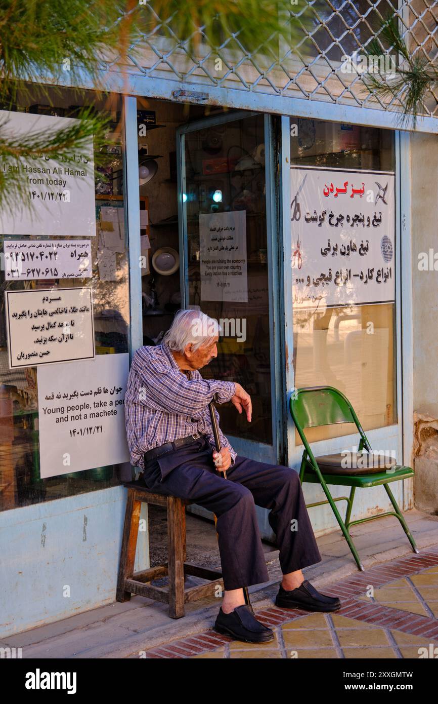 Isfahan, Iran, 06.30.2023: Un vecchio iraniano seduto per strada. Foto Stock