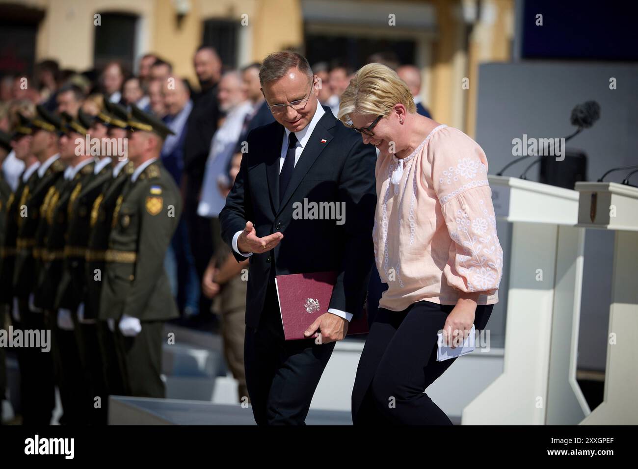 Kiev, Ucraina. 24 agosto 2024. Il presidente polacco Andrzej Duda, a sinistra, cammina accanto al primo ministro lituano Ingrida Simonyte, a destra, mentre arrivano per le celebrazioni in occasione del 33° anniversario dell'indipendenza Ucraina in Piazza Sophia, 24 agosto 2024 a Kiev, Ucraina. Credito: Presidenza Ucraina/Ufficio stampa presidenziale ucraino/Alamy Live News Foto Stock