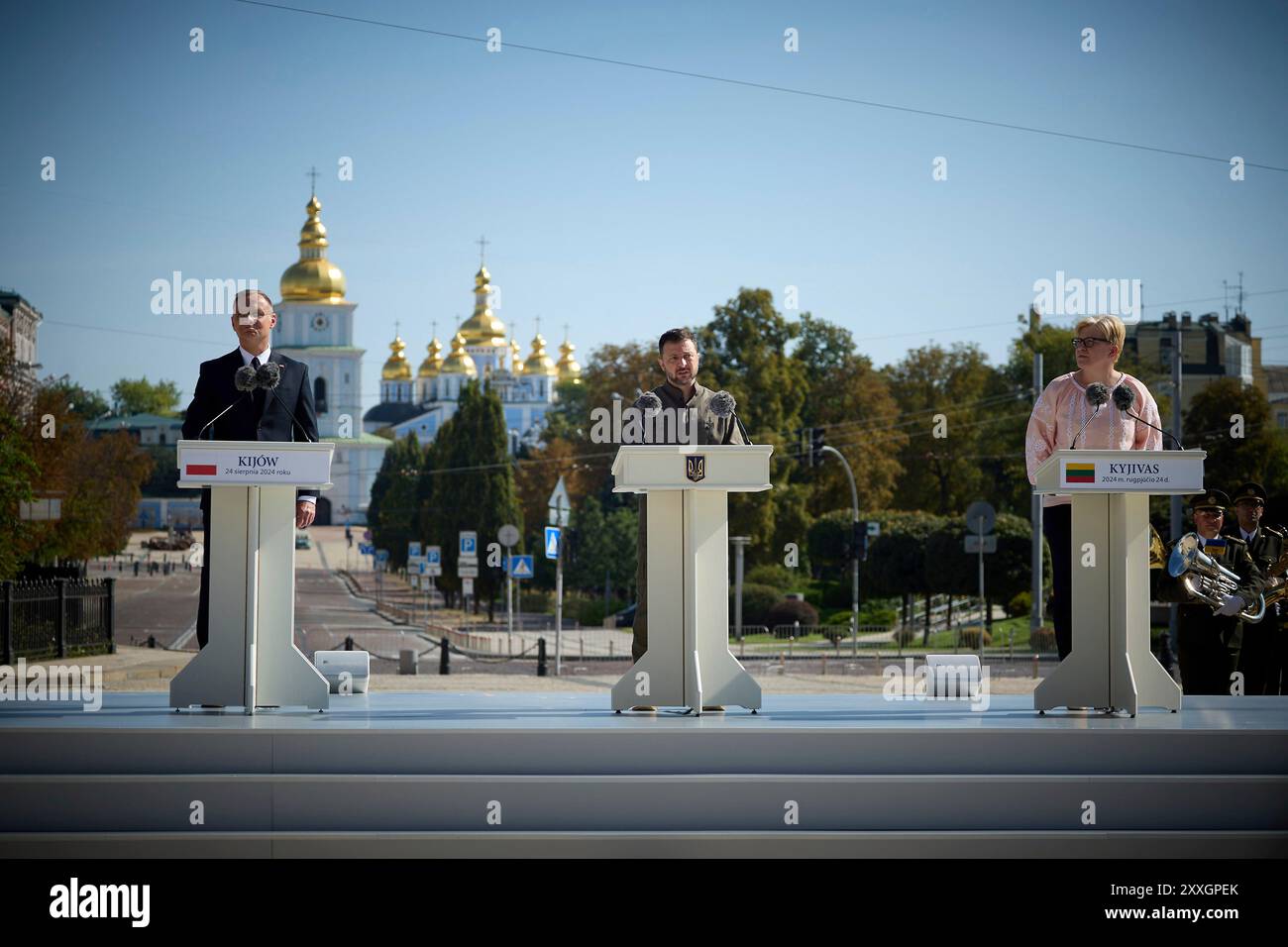 Kiev, Ucraina. 24 agosto 2024. Il presidente polacco Andrzej Duda pronuncia le sue osservazioni come presidente ucraino Volodymyr Zelenskyy, centro, e primo ministro lituano Ingrida Simonyte, giusto, ascoltate durante le celebrazioni per il 33° anniversario dell'indipendenza Ucraina in Piazza Sophia, 24 agosto 2024 a Kiev, Ucraina. Credito: Presidenza Ucraina/Ufficio stampa presidenziale ucraino/Alamy Live News Foto Stock