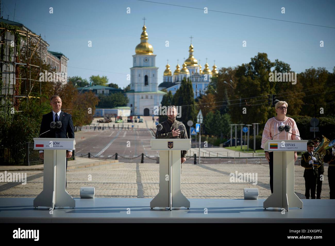 Kiev, Ucraina. 24 agosto 2024. Il presidente polacco Andrzej Duda pronuncia le sue osservazioni come presidente ucraino Volodymyr Zelenskyy, centro, e primo ministro lituano Ingrida Simonyte, giusto, ascoltate durante le celebrazioni per il 33° anniversario dell'indipendenza Ucraina in Piazza Sophia, 24 agosto 2024 a Kiev, Ucraina. Credito: Presidenza Ucraina/Ufficio stampa presidenziale ucraino/Alamy Live News Foto Stock