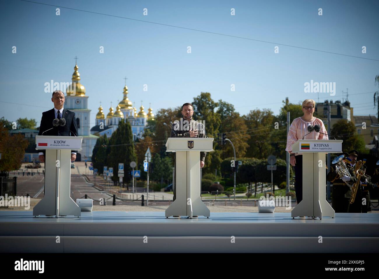 Kiev, Ucraina. 24 agosto 2024. Il presidente polacco Andrzej Duda, a sinistra, il presidente ucraino Volodymyr Zelenskyy, al centro, e il primo ministro lituano Ingrida Simonyte, a destra, stanno per l'inno nazionale durante le celebrazioni per il 33° anniversario dell'indipendenza Ucraina in Piazza Sophia, 24 agosto 2024 a Kiev, Ucraina. Credito: Presidenza Ucraina/Ufficio stampa presidenziale ucraino/Alamy Live News Foto Stock