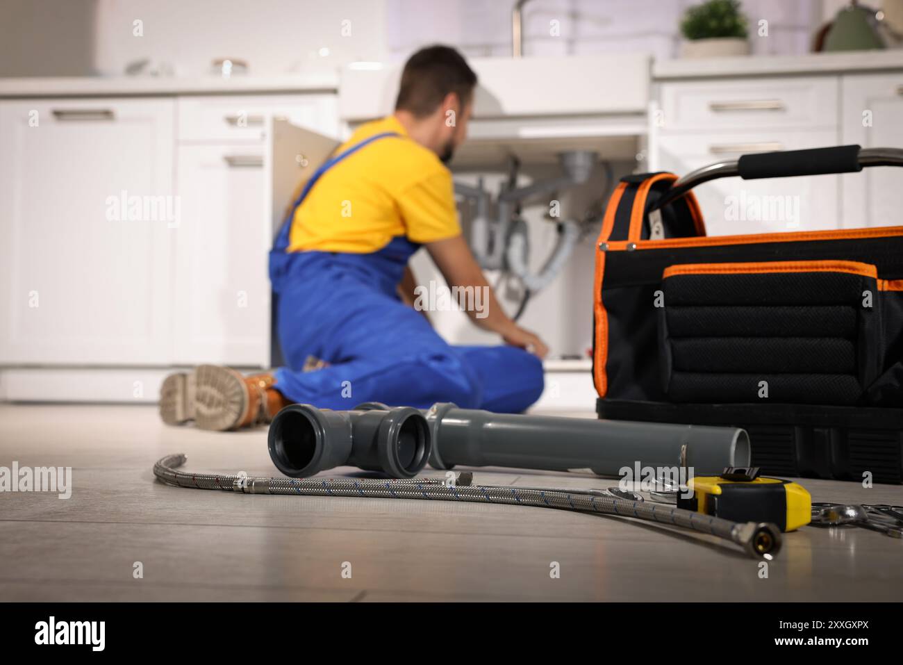 Sistema professionale di tubazioni per il fissaggio dell'idraulico a casa, con particolare attenzione agli utensili Foto Stock