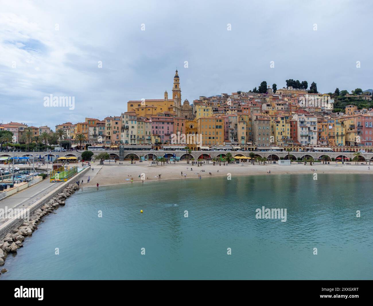 Vista aerea sulla Costa Azzurra, la colorata città vecchia di Mentone e il porticciolo sul blu del Mar Mediterraneo vicino al confine franco-italiano, destinazione di viaggio, panoramica Foto Stock