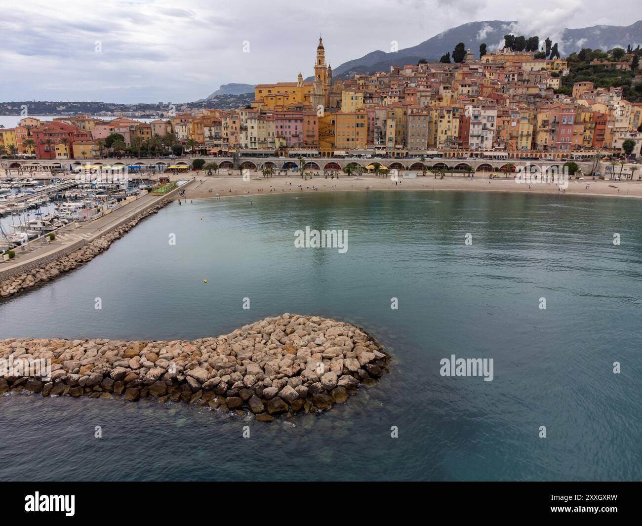 Vista aerea sulla Costa Azzurra, la colorata città vecchia di Mentone e il porticciolo sul blu del Mar Mediterraneo vicino al confine franco-italiano, destinazione di viaggio, panoramica Foto Stock