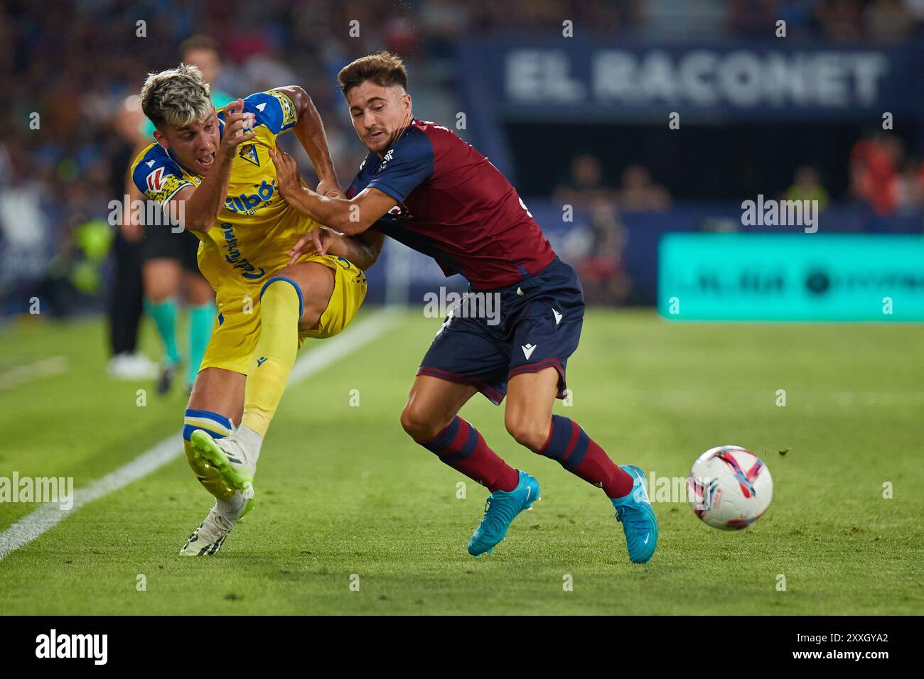 Valencia, Spagna. 24 agosto 2024. VALENCIA, SPAGNA - 24 AGOSTO: Jose Antonio de la Rosa lascia l'ala di Cadice il CF gareggia per il pallone con Ivan Romero centroattaccante del Levante UD durante la partita LaLiga Hypermotion tra Levante UD e Cadice CF allo stadio Ciutat de Valencia il 24 agosto 2024 a Valencia, Spagna. (Foto di Jose Torres/Photo Players Images/Magara Press) credito: Magara Press SL/Alamy Live News Foto Stock