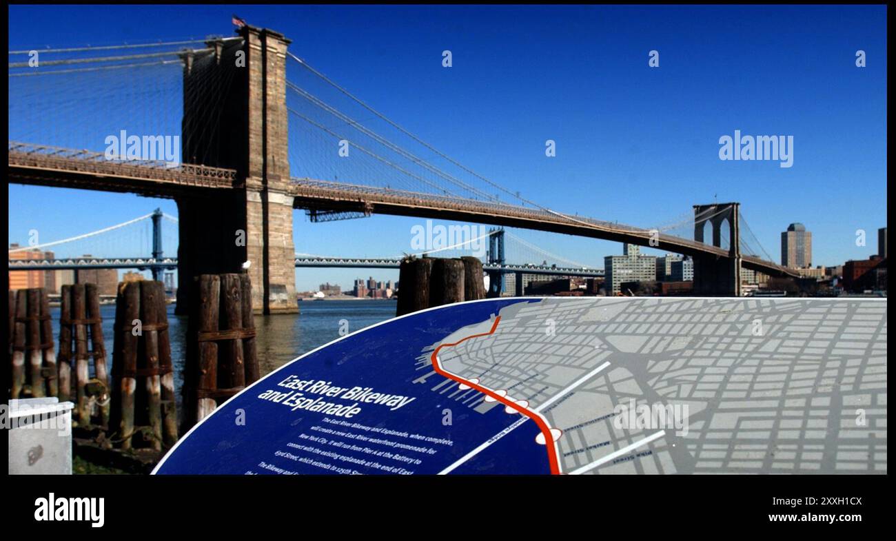 New York, USA, 28 febbraio 2002; Guida di viaggio a New York. Una mappa sotto il ponte di Brooklyn mostra un percorso ciclabile e turistico che segue il profilo di Manhattan. / Foto Stock