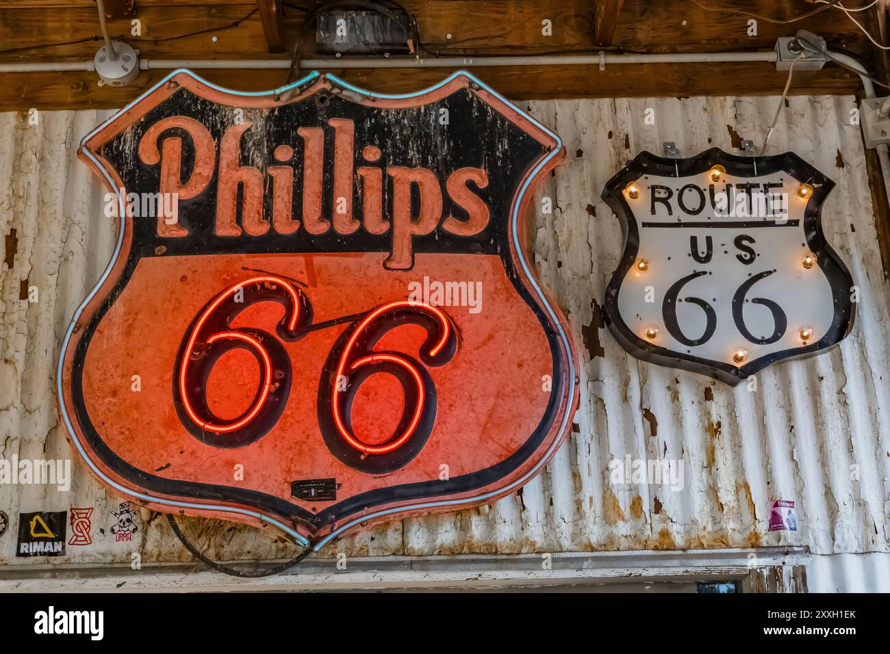 Cartello al neon Phillips 66 presso l'Hackberry General Store lungo la storica Route 66, Hackberry, Arizona, Stati Uniti [non è previsto il rilascio della proprietà; solo licenze editoriali] Foto Stock