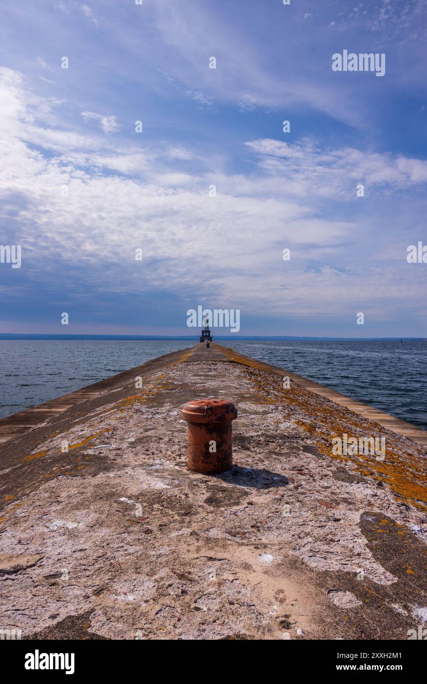 Un faro su un frangiflutti sul lago Superior. Foto Stock