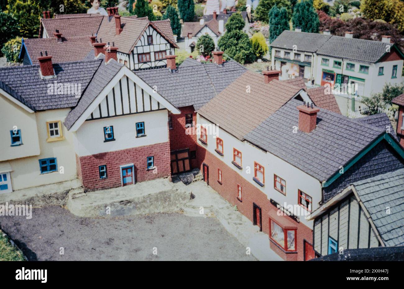 Case su una strada in un villaggio modello Foto Stock