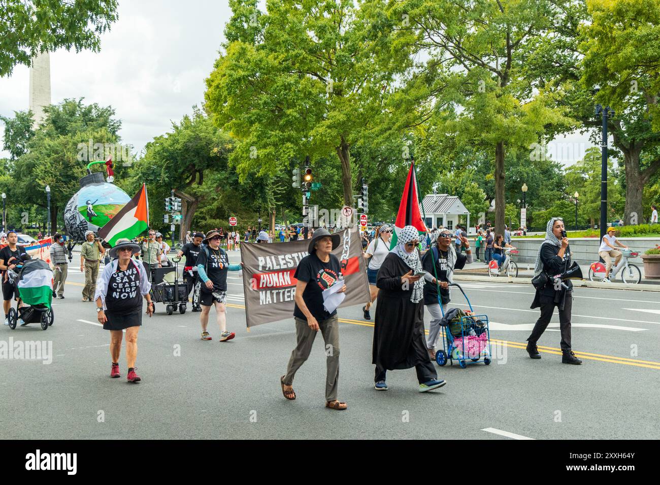 Washington DC, USA - 19/08/2024: Un gruppo di persone sta marciando per strada con uno striscione che dice che la Palestina non è uno Stato terrorista Foto Stock Washington DC, USA - 19/08/2024: Un gruppo di persone sta marciando per strada con uno striscione che dice che la Palestina non è uno Stato terrorista Foto Stock