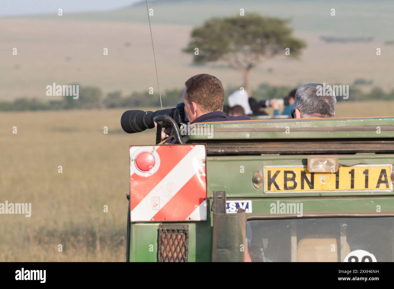 3 giugno 2016. Africa, Kenya, riserva nazionale Masai Mara. Turisti che fotografano durante il safari. 2016-08-04 Foto Stock