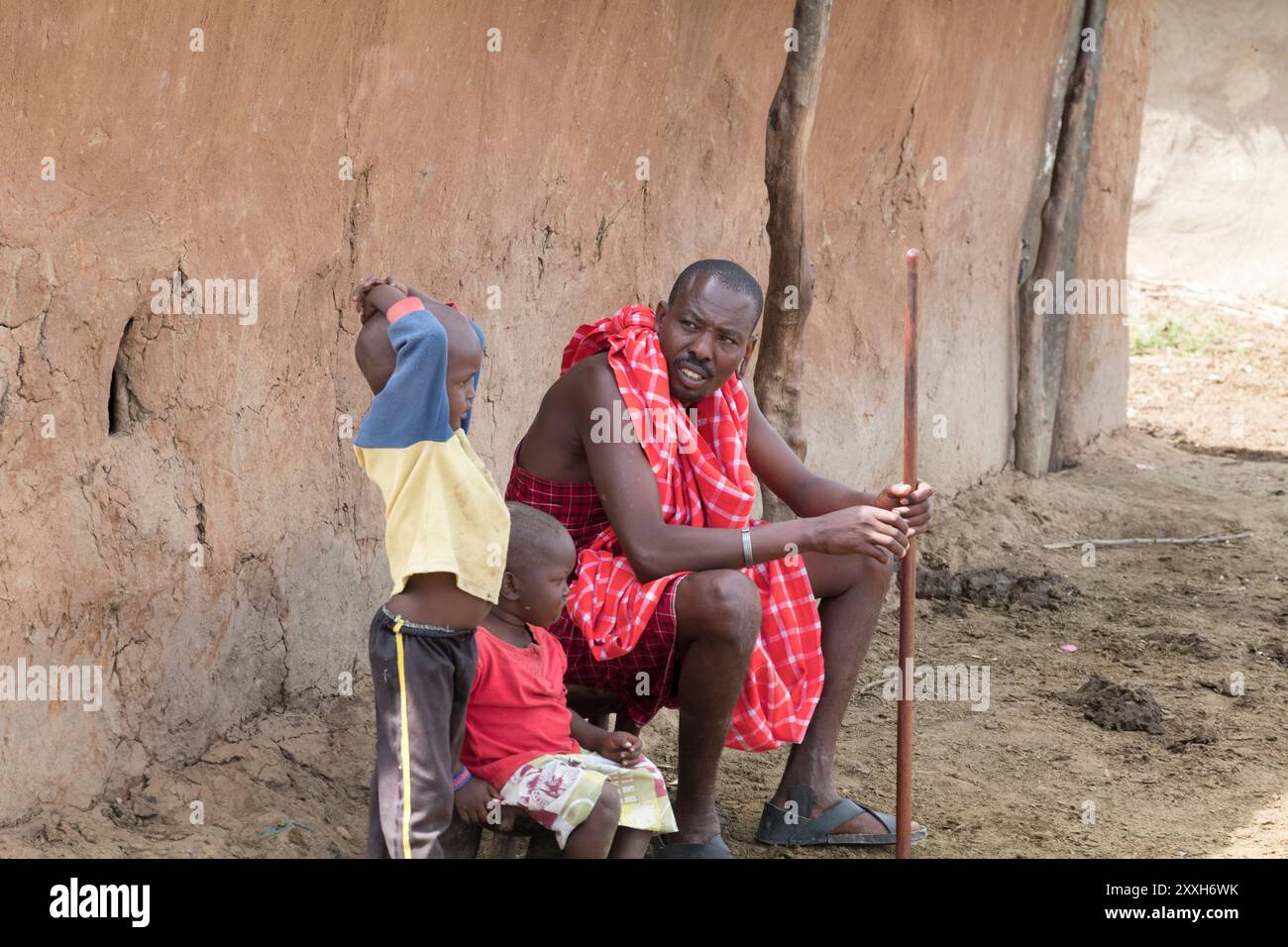 5 giugno 2016. Africa, Kenya, riserva nazionale Masai Mara, regione di Mara Ashnil. Gioielli e ornamenti tribali Masai. Padre e due figli. 2016-08-04 Foto Stock