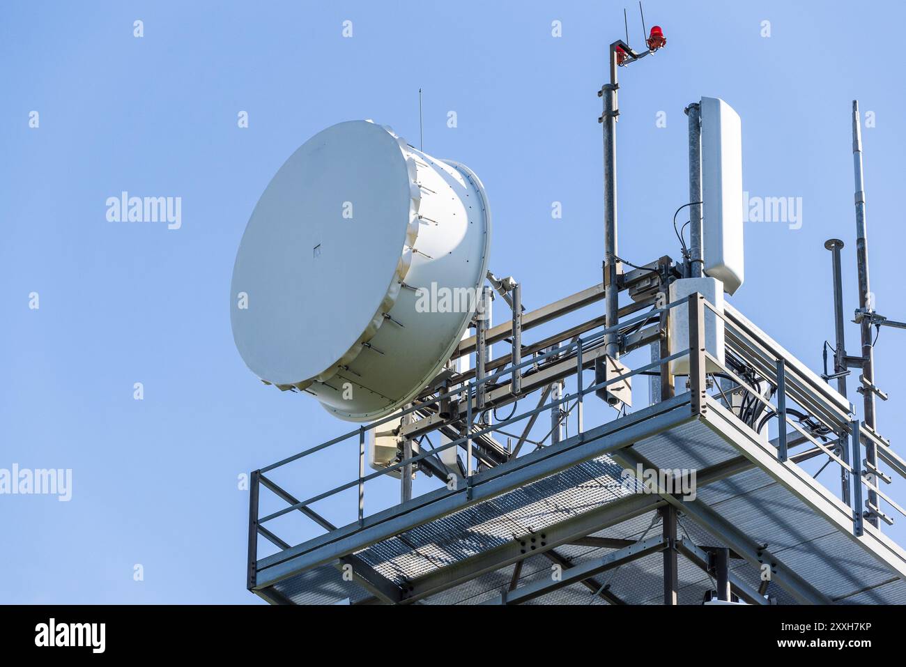 Antenna in cima alla torre sul monte Schockl a Graz. Tecnologia wireless Foto Stock