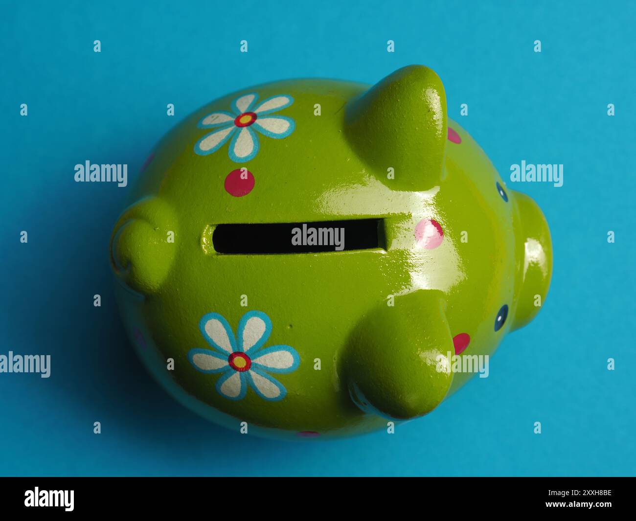 Immagine ravvicinata di un verde ceramica carino salvadanaio, vista da sopra, finanziarie denaro concetto di risparmio Foto Stock
