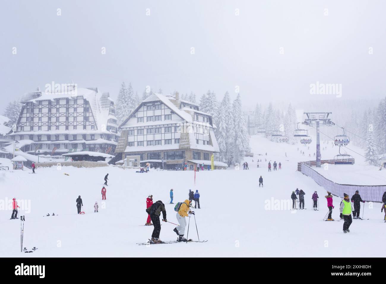 Kopaonik, Serbia, 18 gennaio 2016: Panorama della stazione sciistica di Kopaonik durante le nevicate, gente, sciatori, alberi innevati in inverno, Europa Foto Stock
