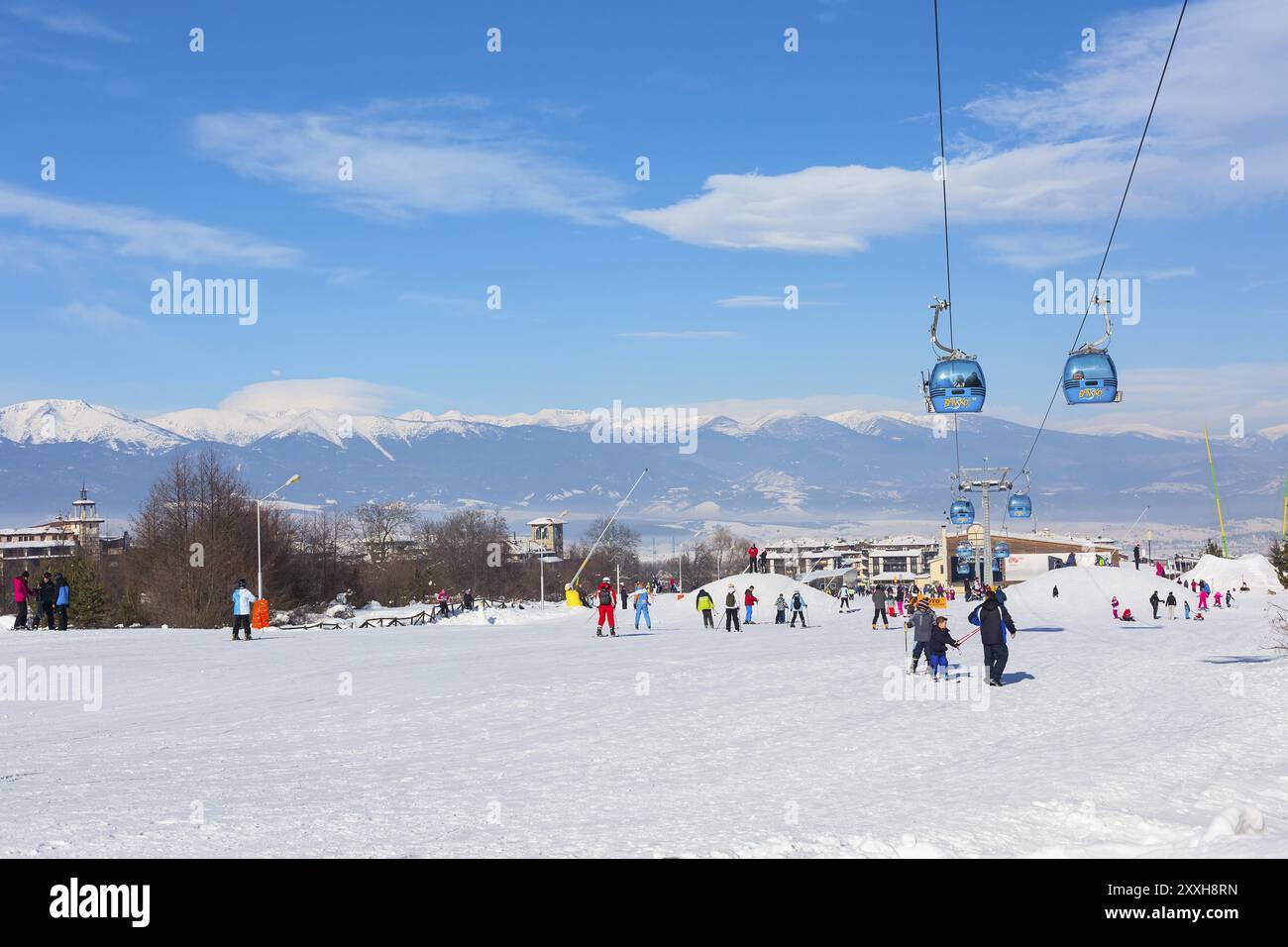 Bansko, Bulgaria, 13 gennaio 2017: Stazione sciistica invernale di Bansko, pista da sci, sci popolare e vista sulle montagne, Europa Foto Stock