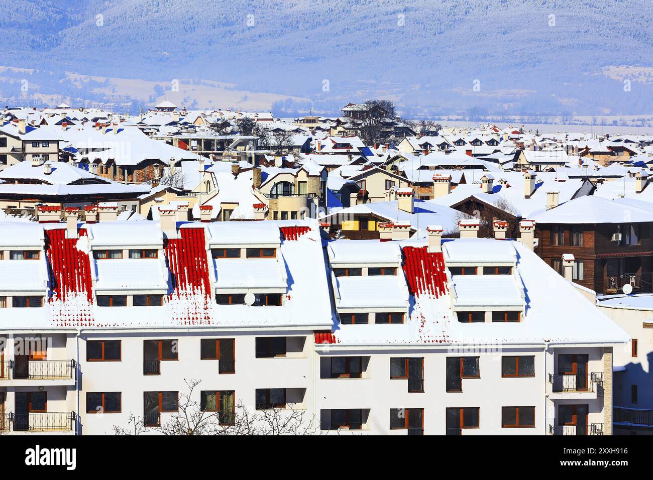 Case con il panorama dei tetti di neve della stazione sciistica bulgara di Bansko, Bulgaria, Europa Foto Stock