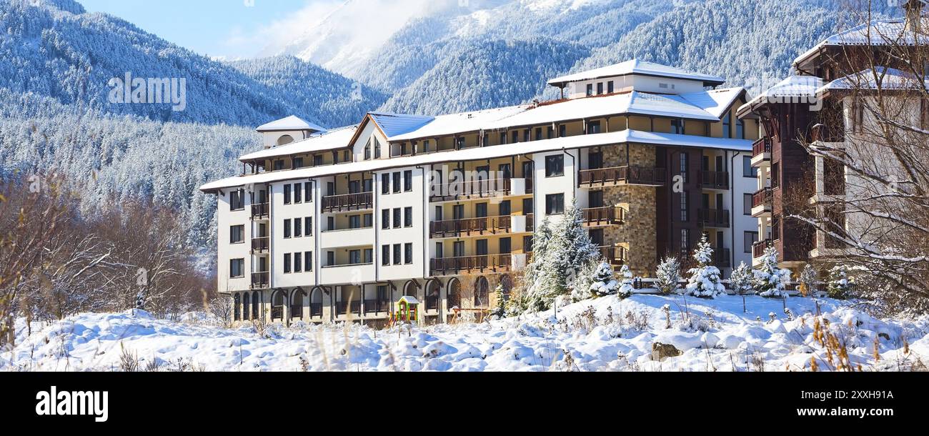 Chalet in legno, case e paesaggi di montagne innevate nella località sciistica bulgara di Bansko, Bulgaria, Europa Foto Stock